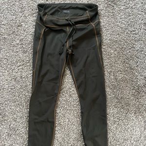 Fabletics army green 7/8 leggings